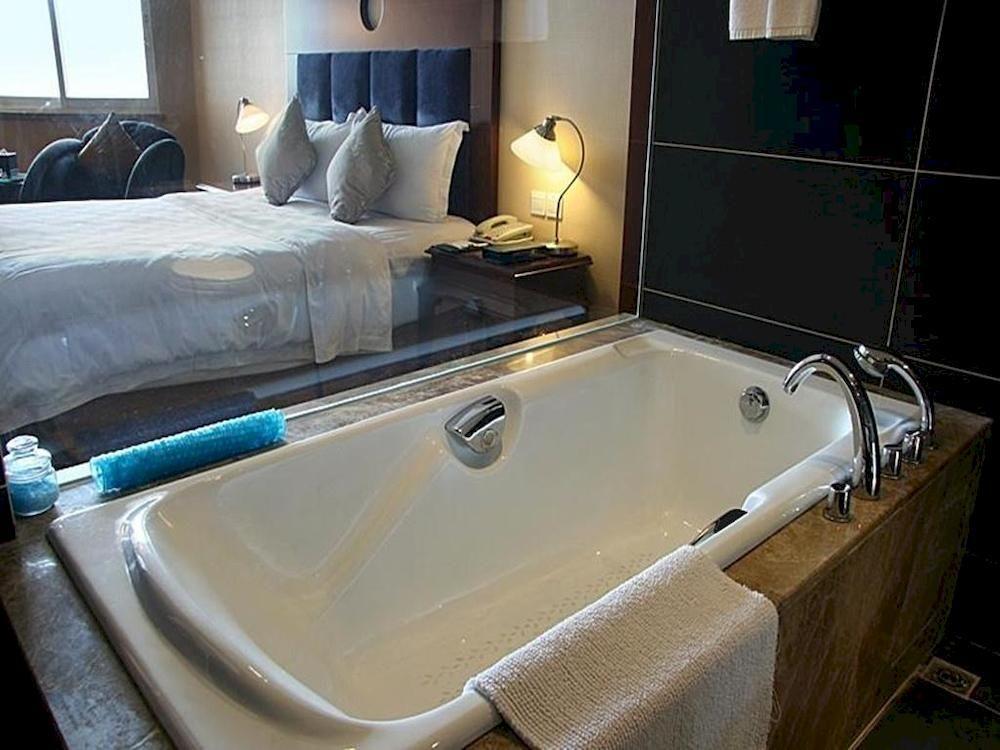 Rong Impression International Hotel Chengdu Bagian luar foto